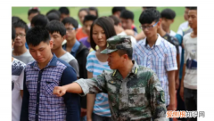 教官打学生如何处理，军训期间教官打学生犯法吗