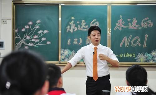 撒贝宁回母校给学生上课
