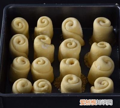 脆底蜂蜜小面包味道松软迷人,法式蜂蜜脆底小面包