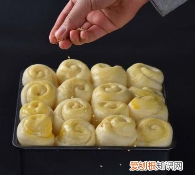 脆底蜂蜜小面包味道松软迷人,法式蜂蜜脆底小面包