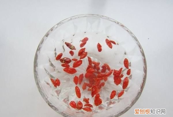 莲藕炖鸡汤怎么做，鸡汤里面可以放莲藕吗