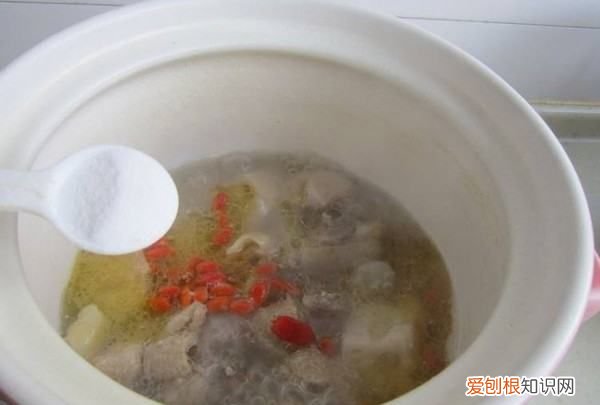 莲藕炖鸡汤怎么做，鸡汤里面可以放莲藕吗