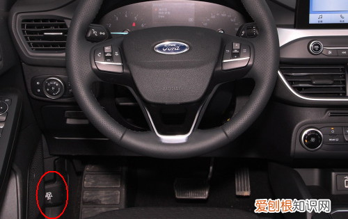 福克斯油箱盖开关在哪,13款福克斯油箱盖怎么开