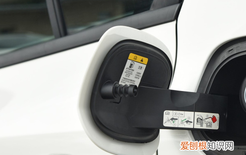 福克斯油箱盖开关在哪,13款福克斯油箱盖怎么开