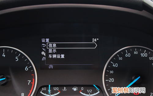 福克斯油箱盖开关在哪,13款福克斯油箱盖怎么开