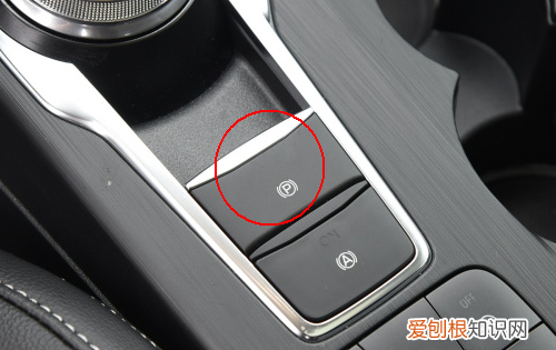 福克斯油箱盖开关在哪,13款福克斯油箱盖怎么开