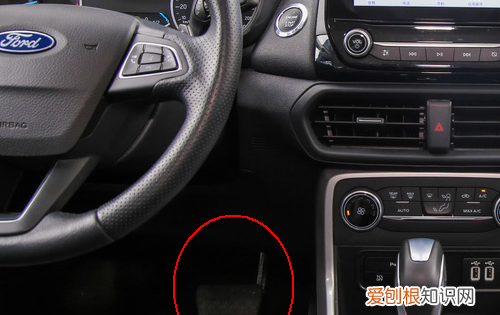 福克斯油箱盖开关在哪,13款福克斯油箱盖怎么开