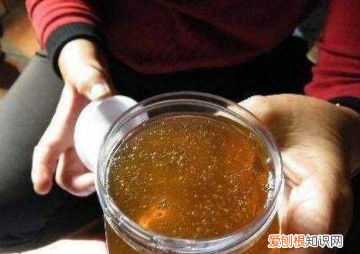 蜂蜜膨胀外溢怎么回事，蜂蜜为什么会膨胀溢出