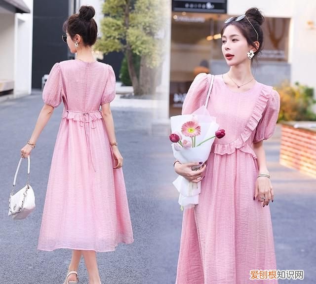 荷叶边连衣裙搭配什么