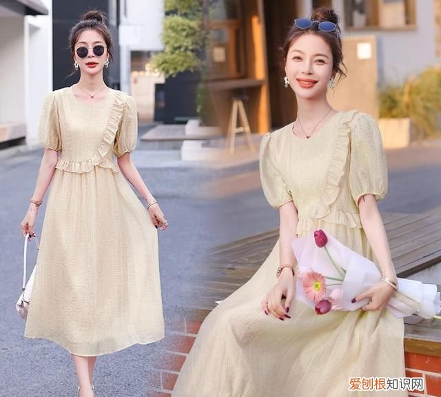 荷叶边连衣裙搭配什么