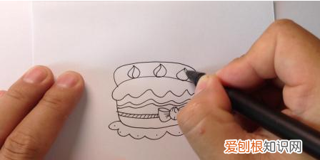 生日蛋糕怎么画又漂亮，简单的生日蛋糕怎么画呢