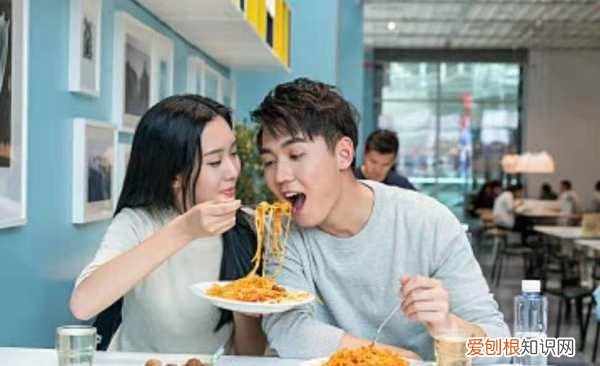 和女朋友第一次约会去哪里，第一次约女生见面选什么地点
