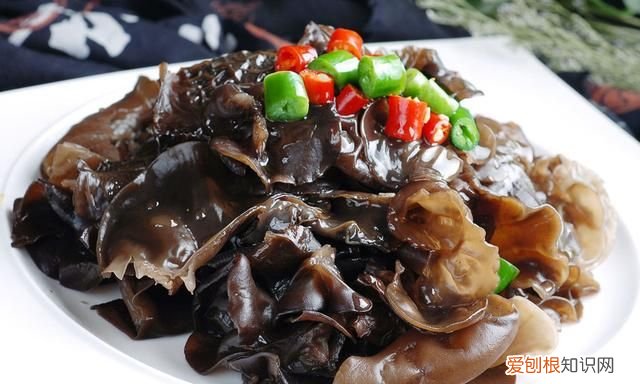 木耳泡的时间过长食用后容易中毒 木耳泡发了放冰箱保存会中毒吗
