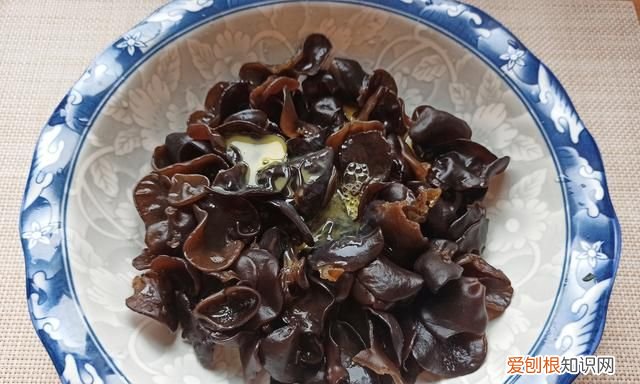 木耳泡的时间过长食用后容易中毒 木耳泡发了放冰箱保存会中毒吗