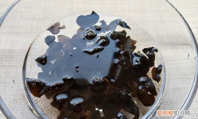 木耳泡的时间过长食用后容易中毒 木耳泡发了放冰箱保存会中毒吗