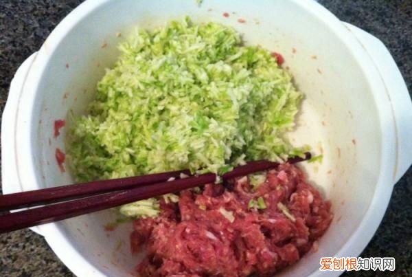 怎么做好吃的甜品，油炸西葫芦素丸子的家常做法