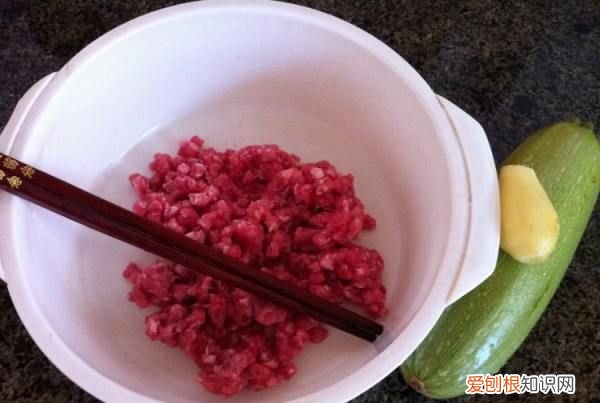怎么做好吃的甜品，油炸西葫芦素丸子的家常做法