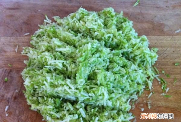 怎么做好吃的甜品，油炸西葫芦素丸子的家常做法