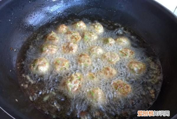怎么做好吃的甜品，油炸西葫芦素丸子的家常做法