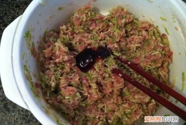 怎么做好吃的甜品，油炸西葫芦素丸子的家常做法