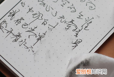 怎么去除纸上中性笔字迹不留痕迹 怎么不伤害纸消除字迹