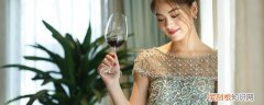 女人喝红酒有什么好处晚上能注意睡眠吗 女人喝红酒有什么好处