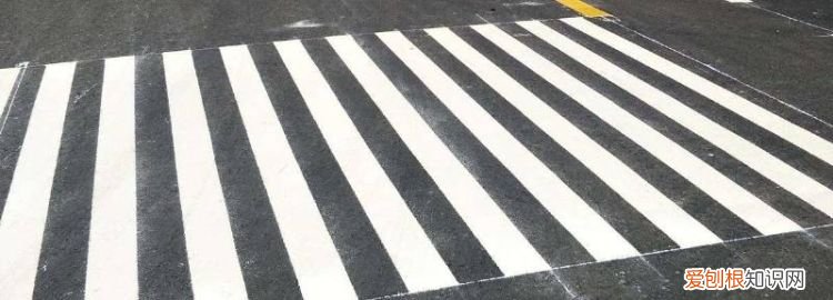 过人行道时应该注意什么 行人过马路应该看哪个方向的灯
