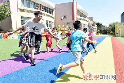 孩子说没人跟他玩，你的态度直接影响他的社交力，当孩子说别人不和他玩