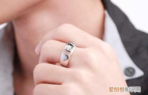 男生左手中指戴戒指代表什么,左手中指戴戒指是什么意思男生
