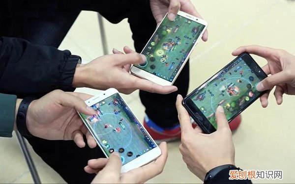 父母的层次高低决定了孩子的层次，一部手机就知道，父母的阶层决定孩子的档次