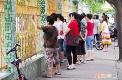 家长接娃的四种常见行为，将让幼儿园老师更讨厌你的孩子！，有些家长认为幼儿园老师就是