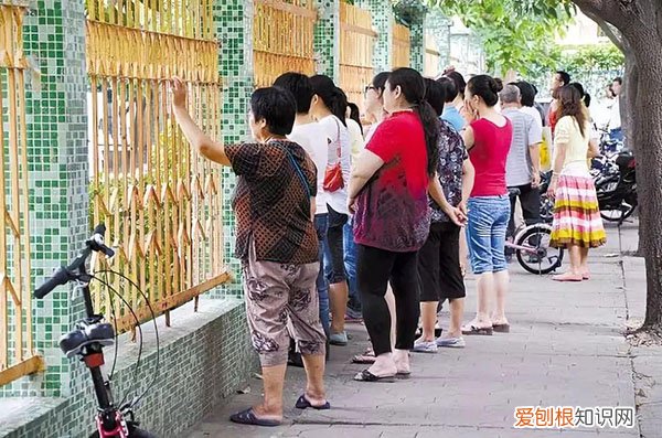 家长接娃的四种常见行为，将让幼儿园老师更讨厌你的孩子！，有些家长认为幼儿园老师就是带孩子