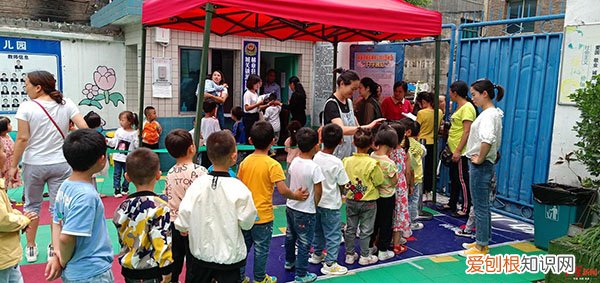 家长接娃的四种常见行为，将让幼儿园老师更讨厌你的孩子！，有些家长认为幼儿园老师就是带孩子