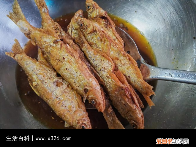 炸鱼怎么做酥脆好吃怎么炸不粘锅 炸鱼怎么做的好吃又脆又香呢