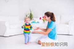 宝宝坐着头抬不起来正常吗 ，婴儿坐着抬不起头