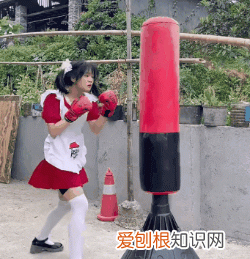 宅男一觉醒来,发现身边多了个女仆,从此走向人生巅峰!