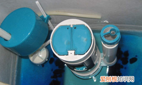 马桶里面的配件怎么换，马桶内部配件更换怎么换