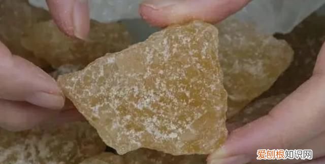白色冰糖和黄色冰糖有什么区别 同样是冰糖白色和黄色有啥区别