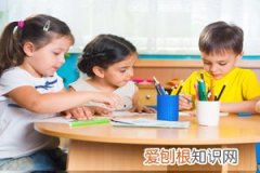 孩子喜欢啃手指甲怎么回事 ，小孩爱啃手指甲怎么回事