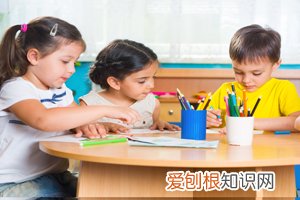 孩子喜欢啃手指甲怎么回事 ，小孩爱啃手指甲怎么回事