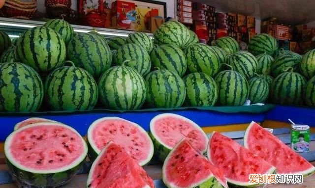 为什么卖西瓜的不直接将西瓜切两半 ，西瓜为什么切一半卖？