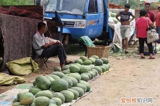 为什么卖西瓜的不直接将西瓜切两半 ，西瓜为什么切一半卖？