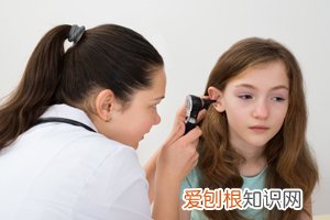 眼角老是有白色眼屎怎么回事 ,眼角总有白色的眼屎是怎么回事