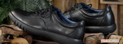 酒精擦了皮鞋变白了怎么处理 ，酒精擦了皮鞋变白了怎么回事？