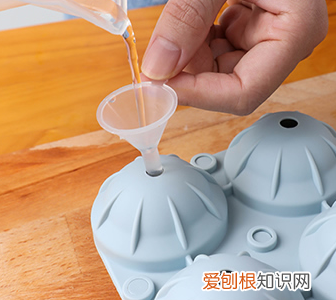 球形冰块模具怎么用》，球形冰块模具怎么使用