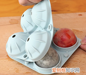 球形冰块模具怎么用》，球形冰块模具怎么使用