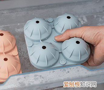 球形冰块模具怎么用》，球形冰块模具怎么使用