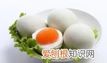 咸鸭蛋蛋黄不流油 ，咸鸭蛋黄不黄是咋回事？