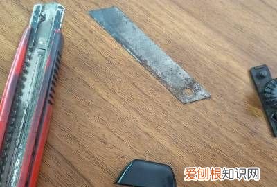 美工刀怎么掰刀片视频 ，美工刀刀片如何掰断？