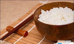 微波爐煮米飯?jiān)趺磁?，微波爐煮米飯?jiān)趺床僮鞲[門？